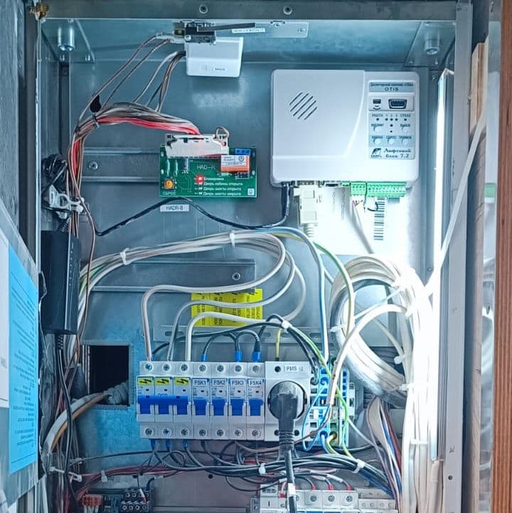 Лифтовой блок 6.0 — пример монтажа в электрощите